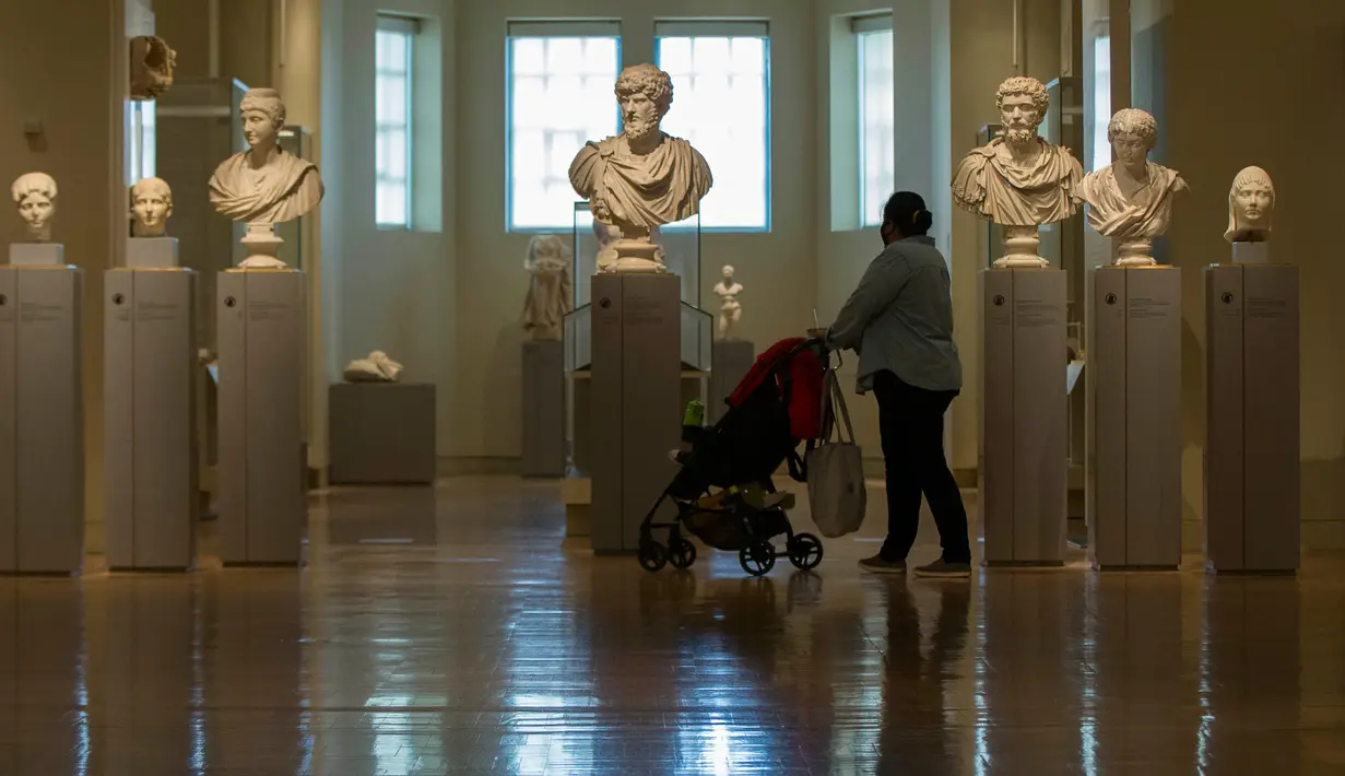 Pengunjung mendorong kereta bayi saat mengunjungi Royal Ontario Museum (ROM) di Toronto, Kanada, pada 11 Juli 2020. Setelah ditutup sementara selama empat bulan, Royal Ontario Museum dibuka kembali untuk umum mulai Sabtu (11/7), dengan para pengunjung diwajibkan memakai masker. (Xinhua/Zou Zheng)