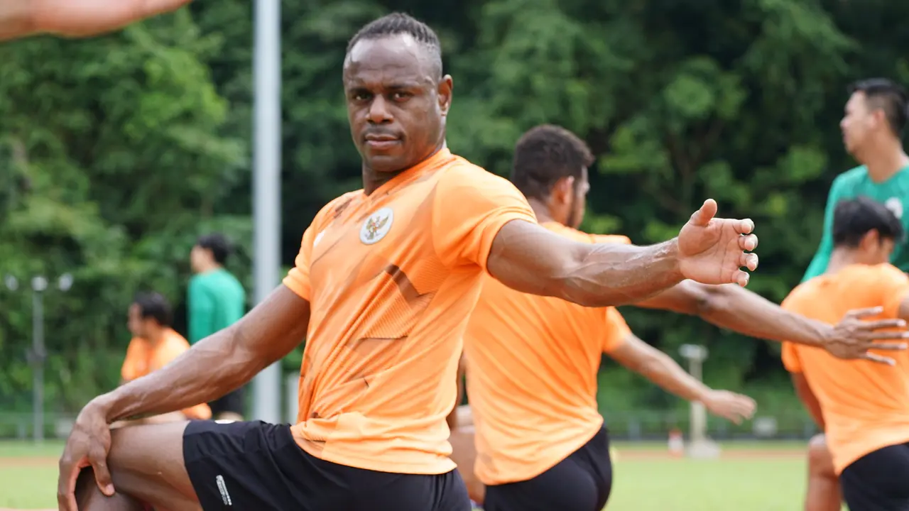 Bek Timnas Indonesia, Victor Igbonefo latihan di Singapura jelang Piala AFF 2020.