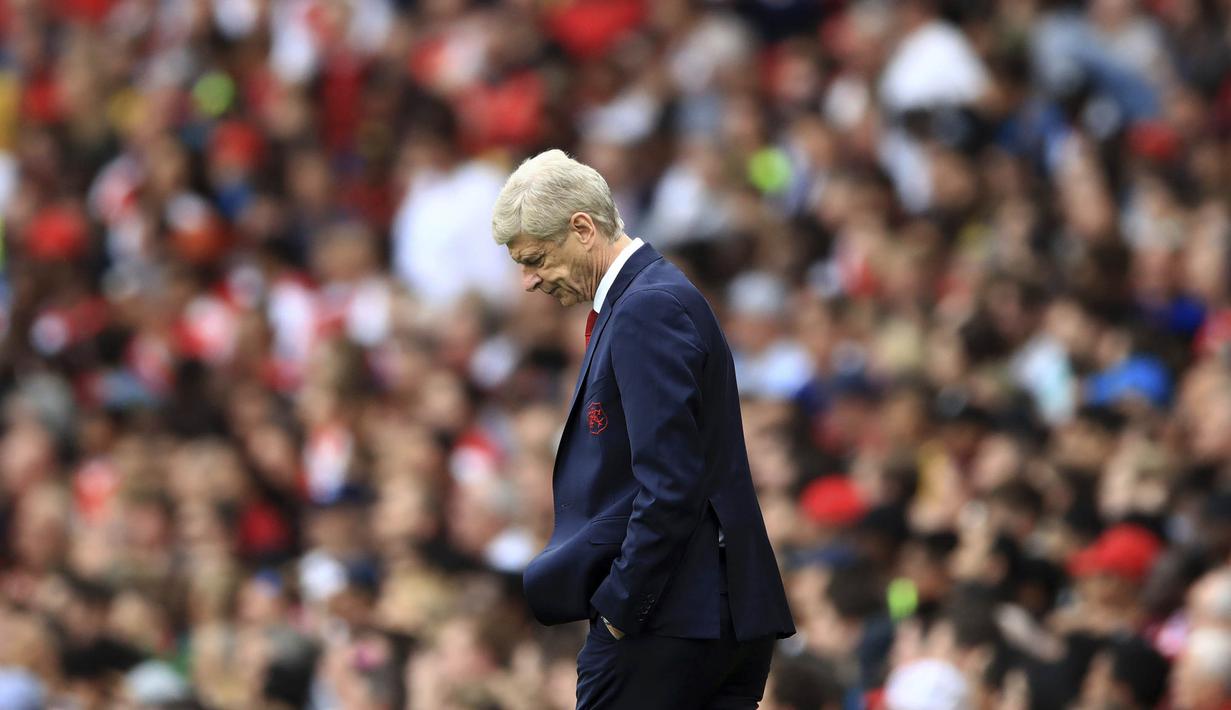 Pelatih Arsenal, Arsene Wenger, tampak kecewa usai anak asuhnya kalah dari Sevilla pada laga turnamen Piala Emirates yang berlangsung di Stadion Emirates, Minggu (30/7/2017). Arsenal takluk 1-2 dari Sevilla. (AP/John Walton)