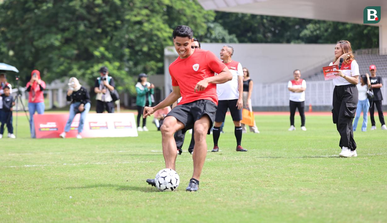Aksi Muhammad Ferrari dalam acara football challenge Pembalap Pertamina Enduro di Stadion Madya, Senayan, Jakarta pada Jumat, (24/1/2025).  (Bola.com/Abdul Aziz)