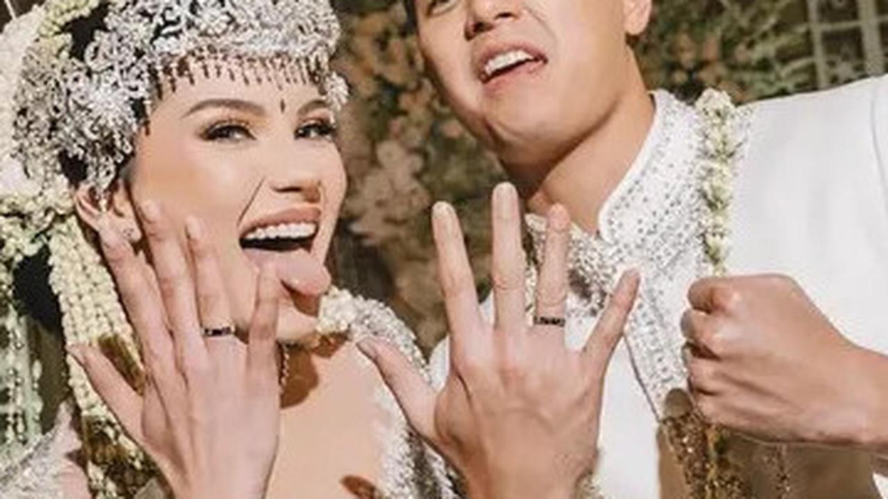 Potret Detail Dekorasi Akad Nikah Al Ghazali dan Alyssa Daguise, Elegan dengan Nuansa Gold dan Putih