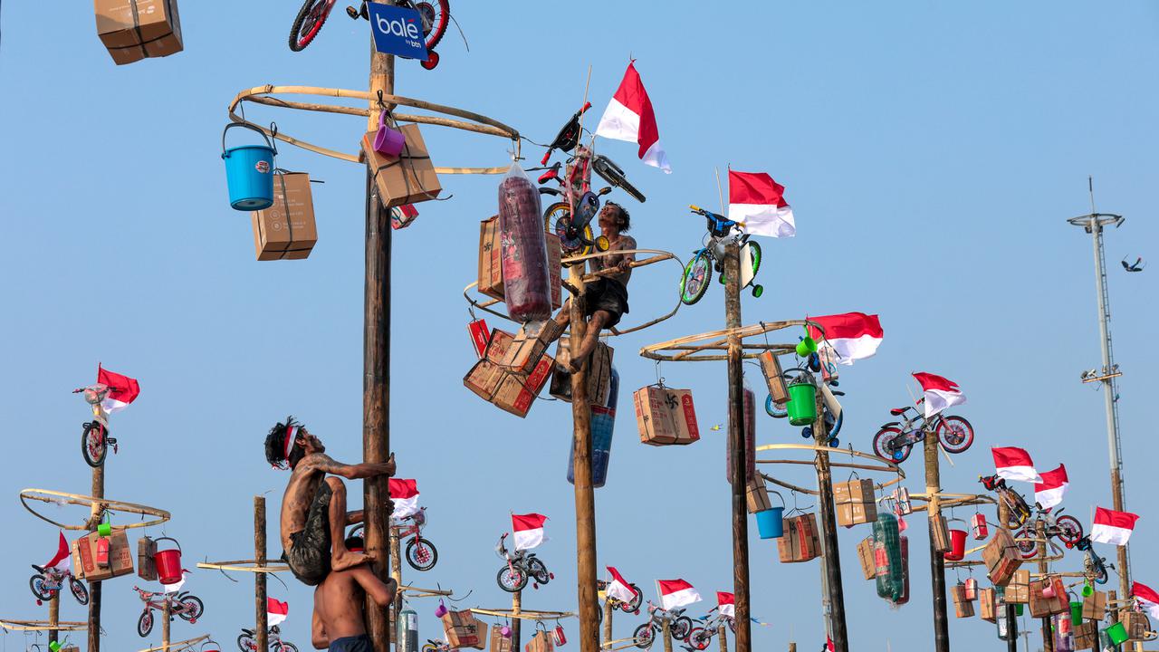 Panjat Pinang Meriahkan HUT ke-81 RI di Ancol