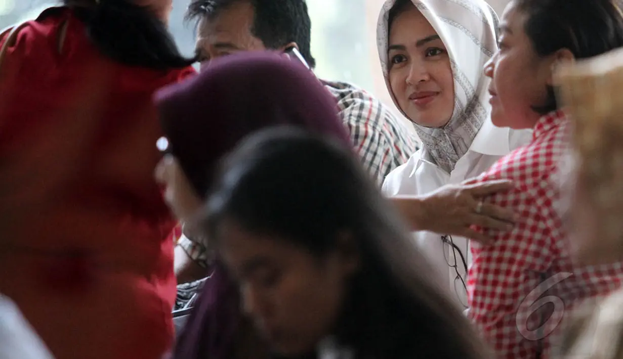 Walikota Tangerang Selatan, Airin Rachmi Diany, sebagai saksi untuk tersangka Dadang Priatna, Jakarta, Kamis (15/1/2015). (Liputan6.com/Miftahul Hayat)