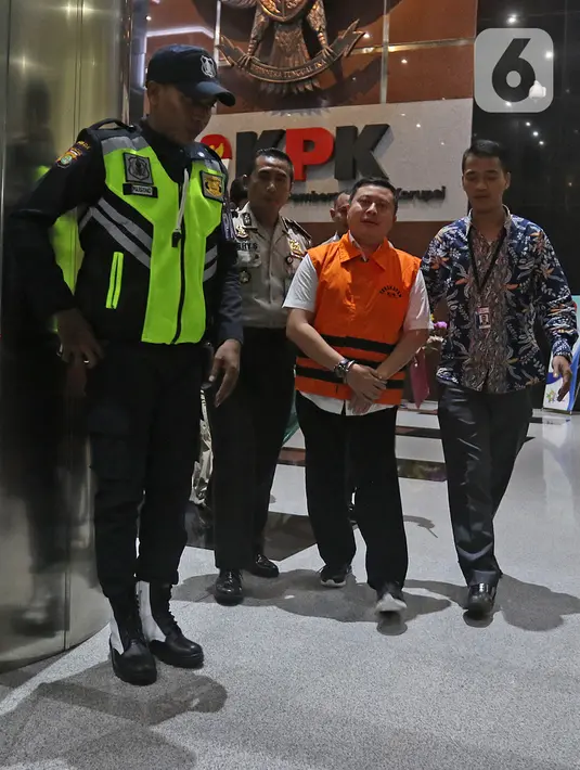 Saefulah dari unsur swasta seusai menjalani pemeriksaan di gedung KPK, Jumat (10/1/2020). Saeful ditetapkan sebagai tersangka pemberi suap dalam kasus dugaan penerimaan hadiah atau janji penetapan anggota DPR 2019-2024 yang juga menjerat Komisioner KPU, Wahyu Setiawan. (Liputan6.com/Herman Zakharia)