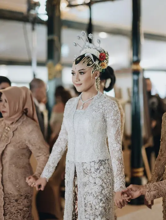 Bahkan di jari pernikahannya, Erina kenakan kalung berlian yang terbilang sederhana.  [Foto: Instagram/ Erina Gudono]
