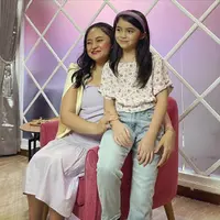 Sienna, anak perempuan dari Marshanda tumbuh cantik seperti sang ibu. Dalam foto yang justru terlihat bak kakak beradik ini, Marshanda mengenakan mermaid dress berwarna ungu muda, sedangkan Sienna tampil cantik dengan blouse bermotif bunga dan celana jeans. Foto: Instagram.