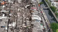 Lebih dari 200 rumah warga di Jalan Kebon Kosong, RW 05, Kemayoran, Jakarta Pusat, terbakar pada Selasa (10/12/2024) siang. (Liputan6.com/Herman Zakharia)