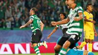 Para pemain Sporting CP merayakan gol ke gawang Juventus pada laga Liga Champions di Jose Alvalade, Selasa (31/10/2017). (AP Photo/Armando Franca)