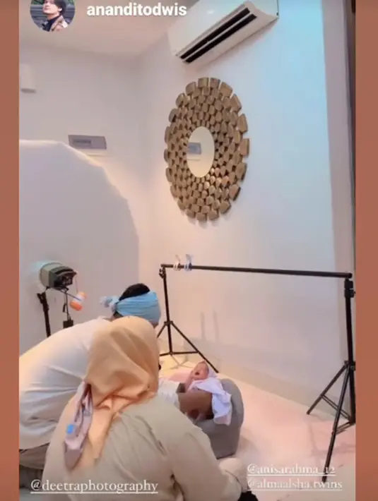 Baby born merupakan pemotretan bayi baru lahir yang sering dilakukan oleh artis Tanah Air untuk mengenang masa-masa setelah kelahiran buah hatinya. Tema dan kostum lucu yang diusung membuat Baby Alma dan Alsha jadi terlihat semakin menggemaskan. Selain fotografernya, tentunya ada juga yang 'pengarah gaya' bayi yang membuat Baby Alma dan Alsha jadi berpose lucu dan bikin gemas. (Liputan6.com/IG/@deetraphotography)