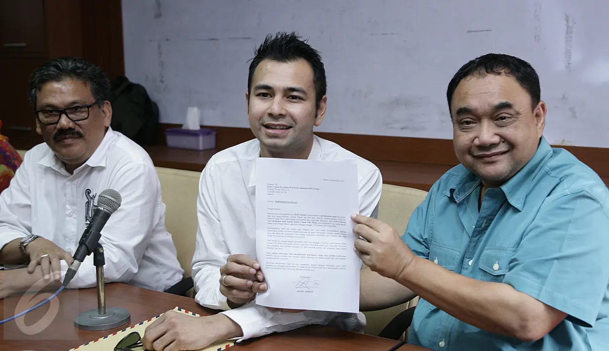 Raffi Ahmad (tengah) memperlihatkan surat permohonan maaf di kantor Persatuan Wartawan Indonesia Pusat di Gedung Dewan Pers, Jakarta, (4/11/2015). Sebelumnya Raffi telah meminta maaf secara live dalam sebuah program acara. (Liputan6.com/Herman Zakaria)