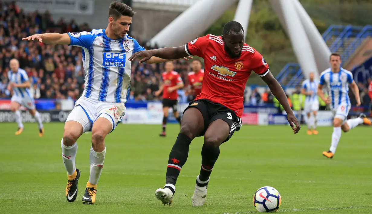 Striker Manchester United, Romelu Lukaku, mengontrol bola saat melawan Huddersfield Town pada laga Premier League di Stadion The John Smith's, Sabtu (21/10/2017). Huddersfield Town menang 2-1 atas Manchester United. (AFP/Lindsey Parnaby)