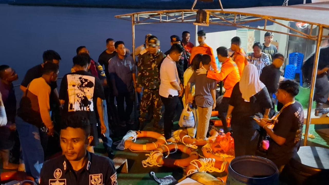 TNI Turun Tangan, Kerahkan Kapal Perang Evakuasi Korban KM Barcelona VA Terbakar di Laut Talise