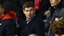 Mantan Kapten Liverpool, Steven Gerrard hadir pada pertandingan lanjutan Liga Premier Inggris antara Liverpool vs Swansea City di Stadion Anfiled, Senin (30/11/2015) dini hari WIB. (AFP Photo/Paul Ellis)