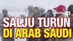 Salju kembali turun di kawasan Tabuk, yang berada di barat laut Arab Saudi pada awal tahun 2022. Sekelompok pria bernyanyi dan menari menyambut dengan sukacita turunnya salju di kawasan yang berbatasan langsung dengan Yordania ini.
