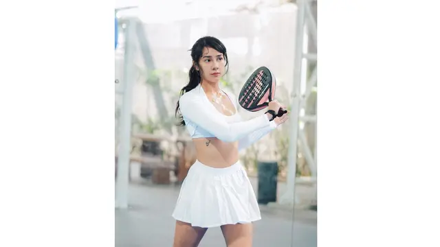 Potret Anya Geraldine dengan Gaya Rambut Berponi
