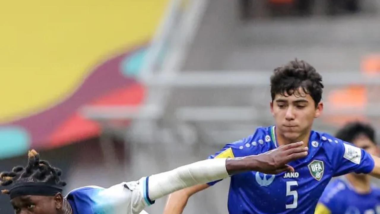 Sejak babak pertama dimulai Uzbekistan U-17 tampil menekan pertahanan Inggris U-17.<br>
