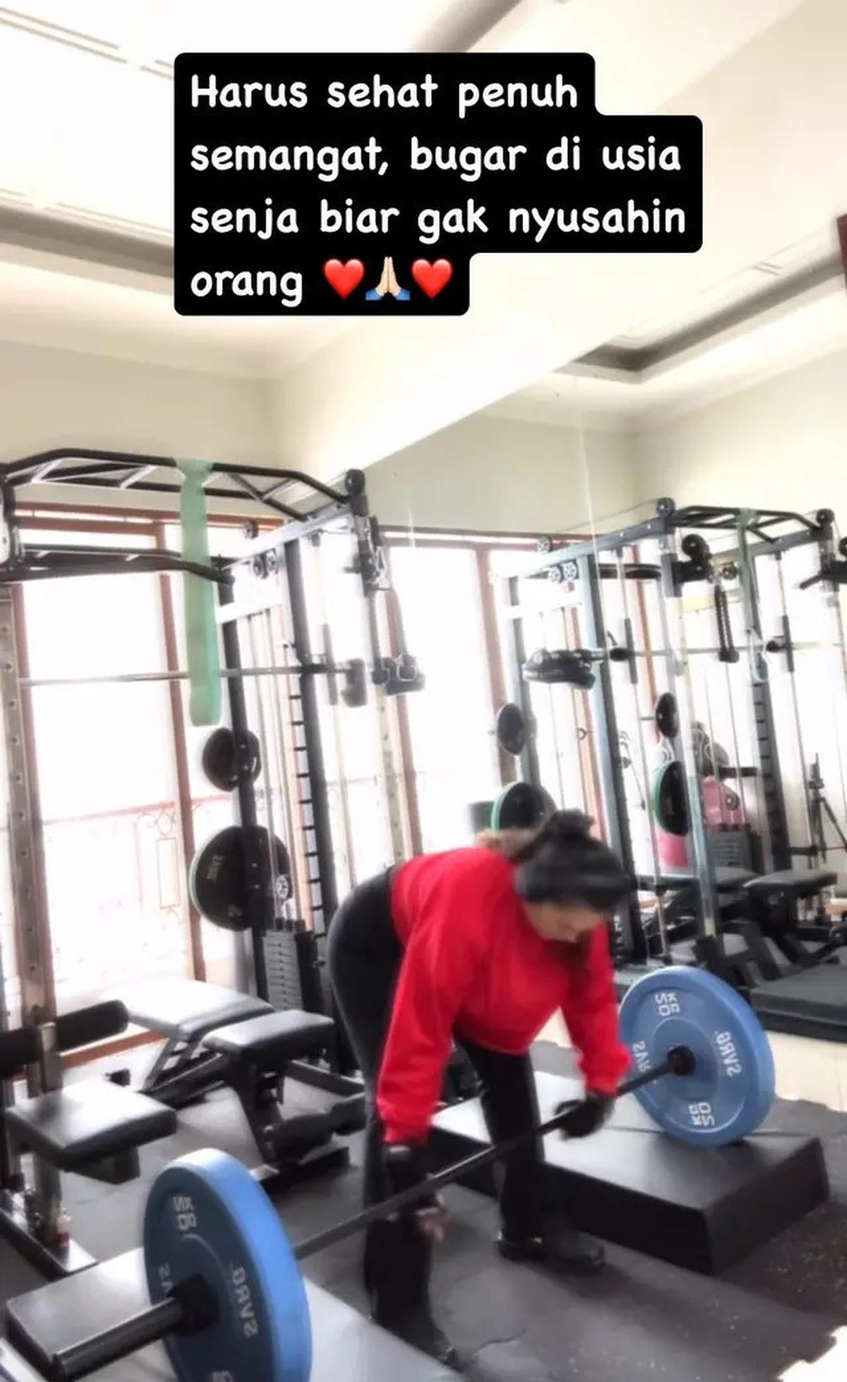 7 Potret Sarita Abdul Mukti Lepas Hijab Saat Nge-Gym, Pamer Angkat Barbel