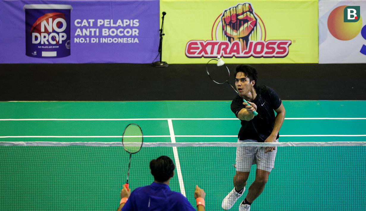 Selebritas Indonesia, El Rumi berusaha mengarahkan shuttle cock di depan net saat menghadapi Jefan Nathanio dalam cabang olahraga bulu tangkis nomor tunggal putra Turnamen Olahraga Selebriti Indonesia (TOSI) season 2 di GOR POPKI Cibubur, Jakarta Timur, Sabtu (13/01/2023). El Rumi menang dua set langsung (21-14, 21-16). (Bola.com/Bagaskara Lazuardi)