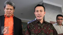 Suparman Marzuki menjawab pertanyaan awak media usai menjalani pemeriksaan di Bareskrim Mabes Polri, Jakarta, Senin (27/7/2015). Suparman diperiksa terkait kasus pencemaran nama baik yang dilaporkan Hakim Sarpin. (Liputan6.com/Helmi Afandi)