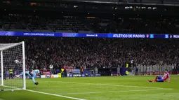 Pemain Atletico Madrid, Julian Alvarez mencetak gol melalui tendangan penalti ke gawang Real Madrid meski pada akhirnya tidak disahkan oleh wasit pada laga leg 2 babak 16 besar Liga Champions 2024/2025 di Metropolitano Stadium, Madrid, Spanyol, Kamis (13/03/2025). (AP Photo/Manu Fernandez)