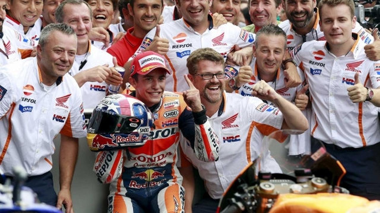 Gaya Marc Marquez rayakan juara MotoGP Indianapolis di podium