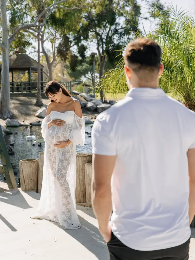 Kini Hidup Bahagia di Luar Negeri, Gaya Aurelie Moeremans Lakoni Maternity Shoot Elegan Bareng Suami