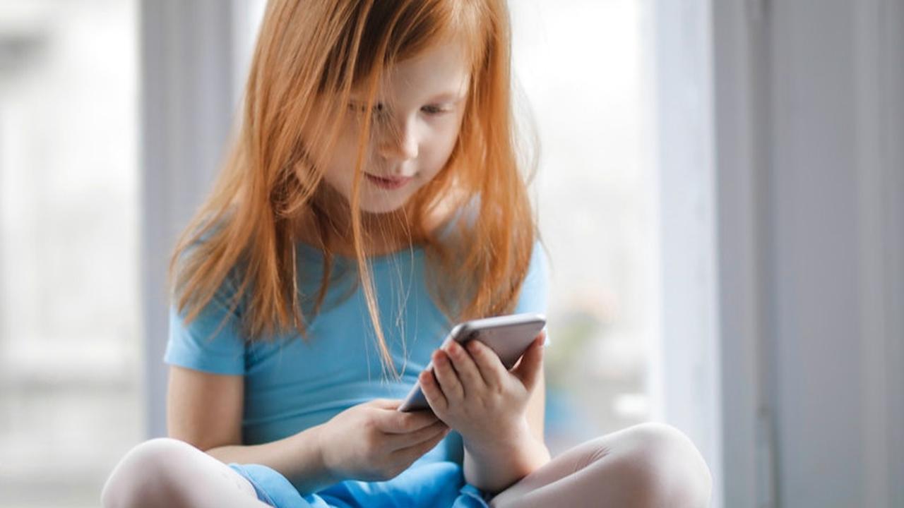 Ilustrasi Anak Menggunakan Gadget