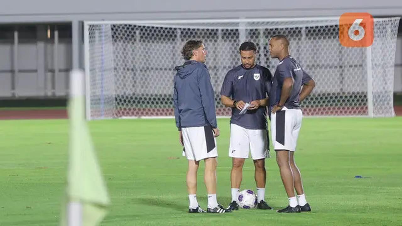 Foto: Jatuh Bangun Emil Audero Mulyadi di Sesi Latihan, Potensi Debut saat Timnas Indonesia vs Bahrain