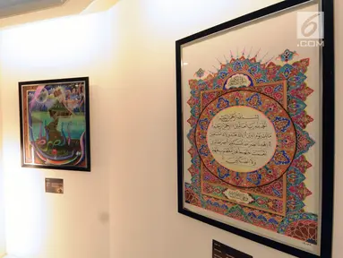 Pengunjung melihat pameran kaligrafi yang dipamerkan pada Ramadan Raya Feast di Pasaraya Blok M, Jakarta, Selasa (5/6). Selain kaligrafi, ada juga pameran Alquran terkecil, terbesar dan terunik. (Liputan6.com/Helmi Fithriansyah)