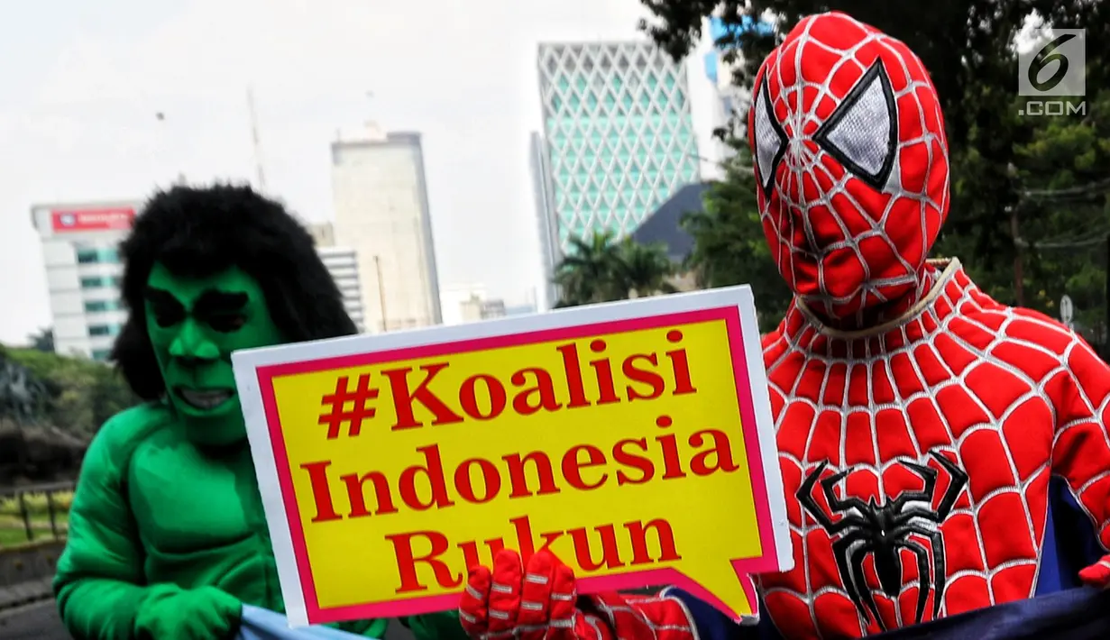 Massa mengenakan baju superhero melakukan aksi di Patung Kuda hingga jalan ke gedung Mahkamah Konstitusi (MK), Jakarta Pusat, Selasa (18/6/2019). Dalam aksinya mereka menyerukan perdamaian. (Liputan6.com/JohanTallo)
