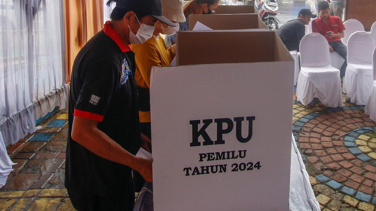 Warga menggunakan hak pilihnya pada simulasi pemungutan suara Pemilu 2024 di TPS 16 Sukarasa, Tangerang, Banten, Senin (29/1/2024). <br>(Foto merdeka.com / Arie Basuki)<br>
