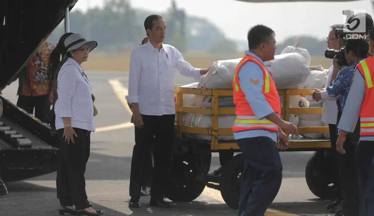 Presiden Joko Widodo meninjau bantuan kemanusiaan untuk etnis Rohingya yang melarikan diri ke Bangladesh, di Lanud Halim Perdanakusuma, Jakarta, Rabu (13/9).  Bantuan ini diangkut menggunakan empat pesawat Hercules TNI AU. (Liputan6.com/Faizal Fanani)
