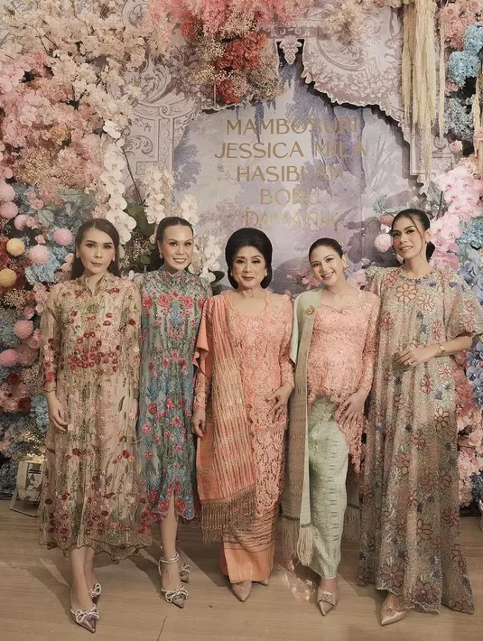 Dikenal sangat akrab, ketiga kakak ipar Jessica Mila, yakni Petty Hasibuan, Natalie Hasibuan, dan Putri Hasibuan pun tampak antusias di acara ini. Penampilan mereka juga turut mencuri perhatian.