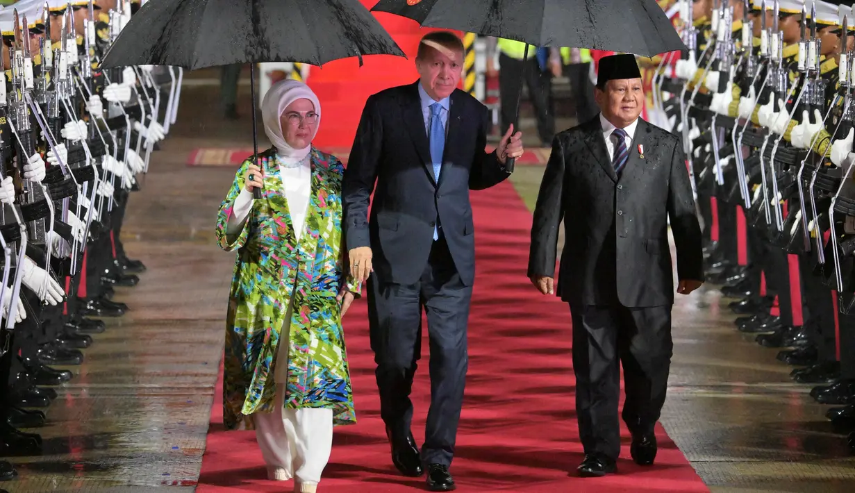 Presiden Republik Indonesia, Prabowo Subianto (kanan) berjalan bersama Presiden Turki Recep Tayyip Erdogan (tengah) dan istrinya Emine Erdogan setibanya di Jakarta pada 11 Februari 2025. (BAY ISMOYO/AFP)