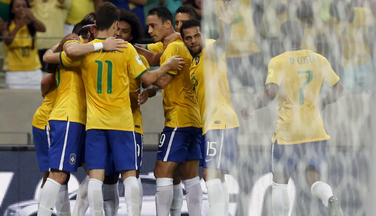 Para pemain Brazil melakukan selebrasi setelah Willian mencetak gol selama pertandingan kualifikasi Piala Dunia 2018  di Stadion Fortaleza , Brasil, Rabu (14/10/2015).  Gol Brazil dicetak oleh Willian dan  Ricardo Oliveira. (REUTERS/Paulo Whitaker)
