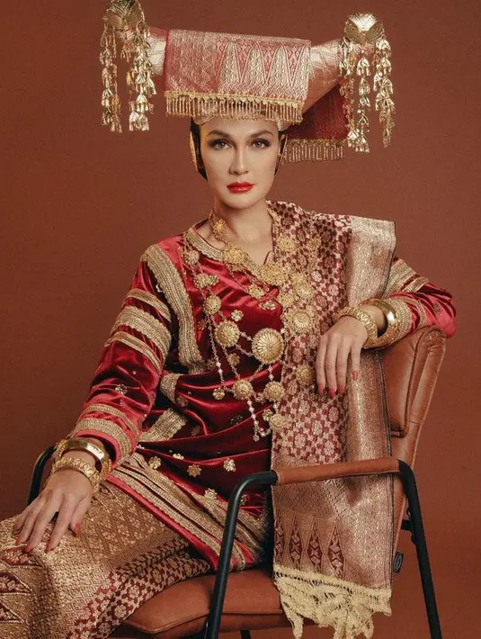 Aksesori bernuansa etnik menjadi salah satu elemen penyempurna yang penting untuk dikenakan. Terbukti, aksen tumpuk pada aksesori yang dipakai semakin membuat tampilan terlihat unik dan mewah. (Foto:  instagram.com/winstongomez/)