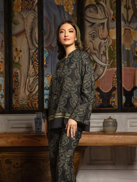 Set blouse bermotif yang santai dan elegan seperti dikenakan Raline Shah cocok untuk perayaan Lebaran hari ke-2.  [@minimal_stores]
