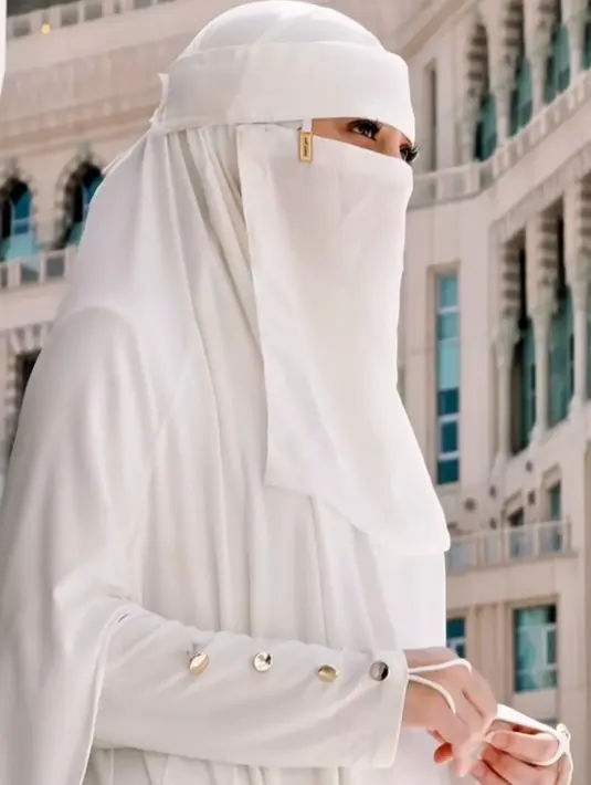 Bagian mata menjadi fokus utama dalam riasan Celine. Dengan sentuhan eyeliner tipis dan bulu mata lentik natural, matanya tampak lebih tegas dan berkarakter, semakin menonjolkan ekspresi teduh dan penuh ketulusan. Alisnya tetap terlihat on point dengan tampilan soft dan natural, memperkuat kesan feminin tanpa terkesan berlebihan. [@celie_evangelista].