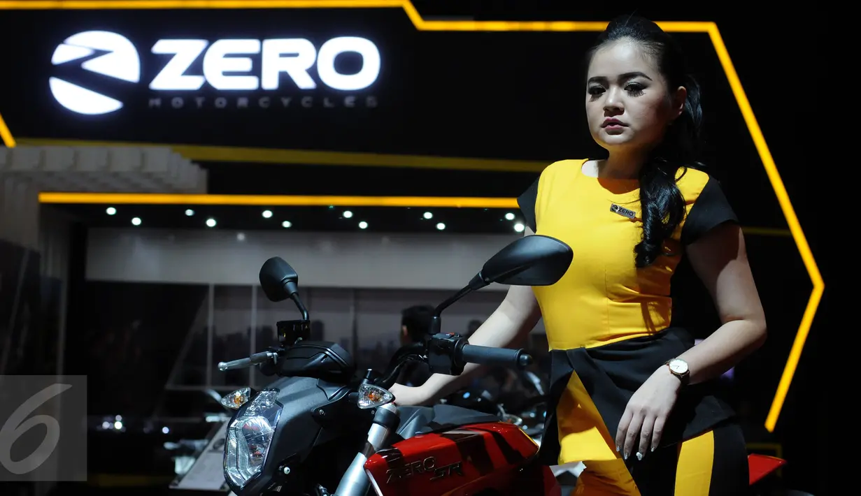 Seorang model bergaya di sisimotor yang dipamerkan di Indonesia International Motor Show 2015 di JI Expo Kemayoran Jakarta, Rabu (19/8/2015). Puluhan merek kendaraan ternama ikut ambil bagian dalam IIMS 2015. (Liputan6.com/Helmi Fithriansyah)