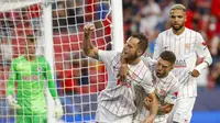 Pemain Sevilla Ivan Rakitic (kiri) merayakan dengan rekan-rekan setimnya setelah mencetak gol ke gawang Salzburg pada pertandingan Grup G Liga Champions di Stadion Ramon Sanches Pizjuan, Seville, Spanyol, Selasa (14/9/2021). Pertandingan berakhir dengan skor 1-1. (AP Photo/Angel Fernandez)