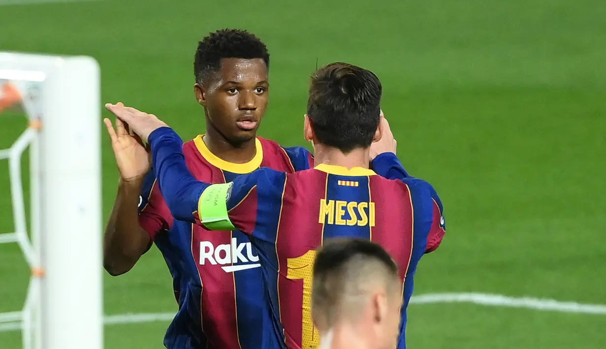 Penyerang Barcelona, Lionel Messi, merayakan gol yang dicetak Ansu Fati ke gawang Ferencvaros pada matchday 1 Grup G Liga Champions 2020/2021 di Camp Nou, Rabu (21/10/2020) dini hari WIB. Barcelona menang 5-1 atas Ferencvaros. (AFP/Lluis Gene)