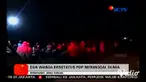 Dengan APD lengkap pada Jumat siang, petugas membawa keluar jenazah seorang nenek 62 tahun yang meninggal di ruang isolasi RSUD R. Koesma Tuban, Jawa Timur.