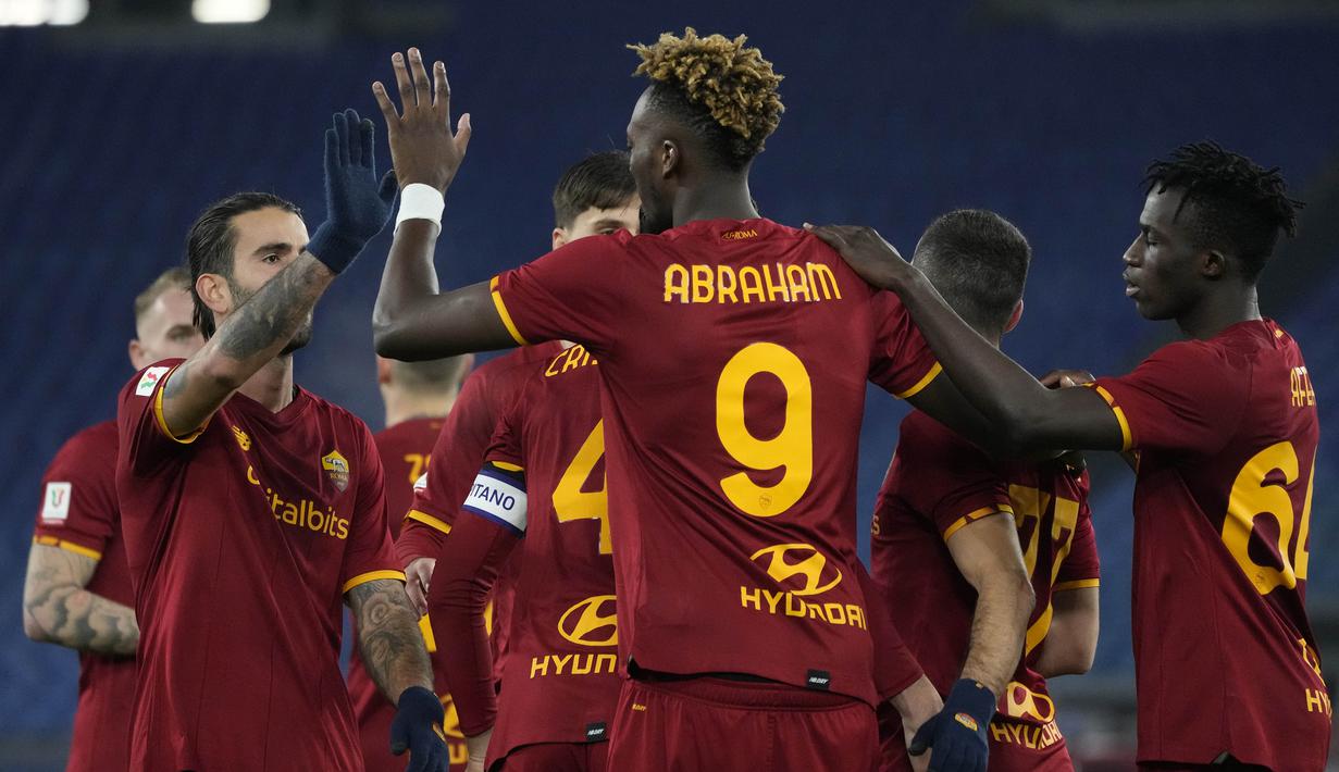 AS Roma behasil melaju ke babak perempatfinal Coppa Italia 2021/2022 usai mengalahkan tim Serie B Lecce di babak 16 Besar, Kamis (21/1/2022). Di laga perempatfinal, AS Roma telah ditunggu tim besar lainnya, Inter Milan. (AP/Alessandra Tarantino)