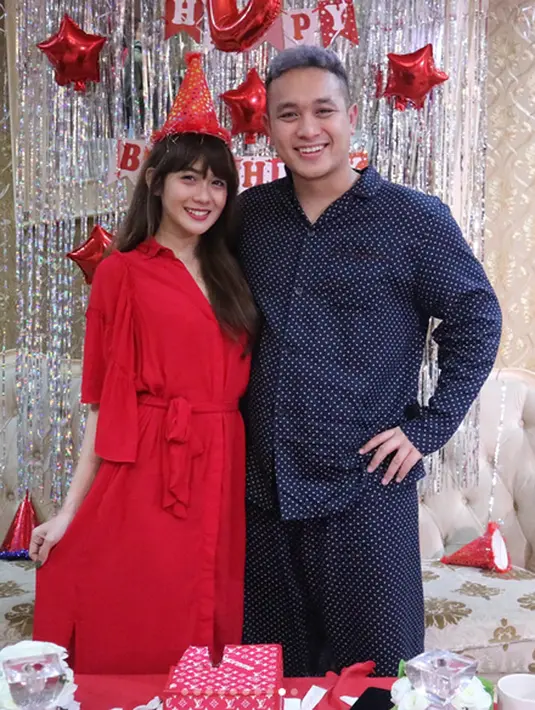 17 Agustus 2017, Gilang pun tak hanya memperingati HUT RI ke-72, namun juga hari lahirnya yang ke-28 tahun. Perbedaannya, di tahun ini Gilang sudah memiliki seorang istri yang cantiiik bernama Adiezty Fersa. (Instagram/adieztyfersa)