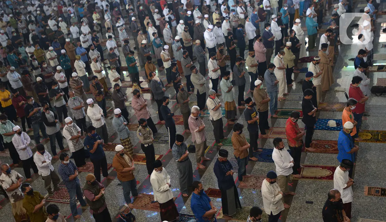 Jemaah melaksanakan ibadah salat Jumat di Masjid Agung At-Tin, Jakarta, Jumat (5/6/2020). Sejumlah masjid di Jakarta menggelar salat Jumat karena sudah memasuki masa PSBB transisi menuju new normal. (merdeka.com/Imam Buhori)