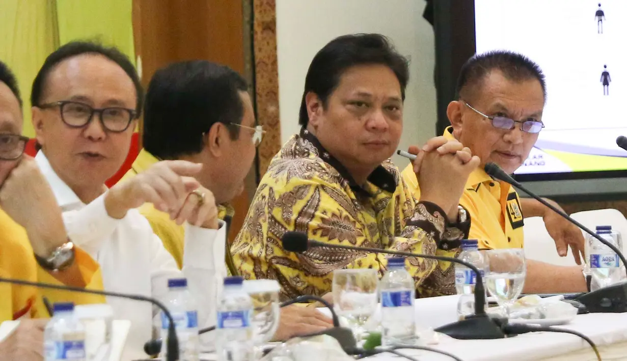 Ketua Umum Partai Golkar, Airlangga Hartarto, hadir dalam acara Pembekalan Caleg DPR RI Partai Golongan Karya di Jakarta, Rabu (19/12). Pembekalan diadakan dalam rangka persiapan menghadapi Pemilu 2019 mendatang. (Liputan6.com/Immanuel Antonius)