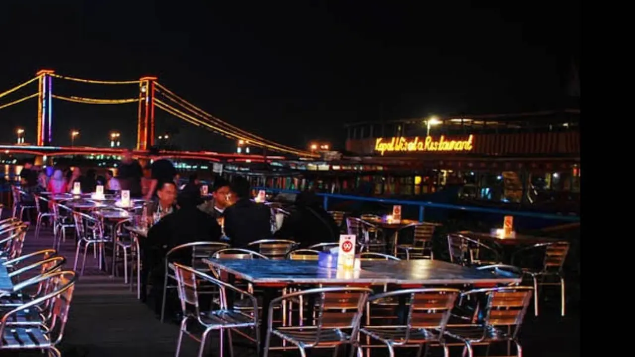 View Ampera di malam hari bisa dilihat dari Riverside Restaurant.
