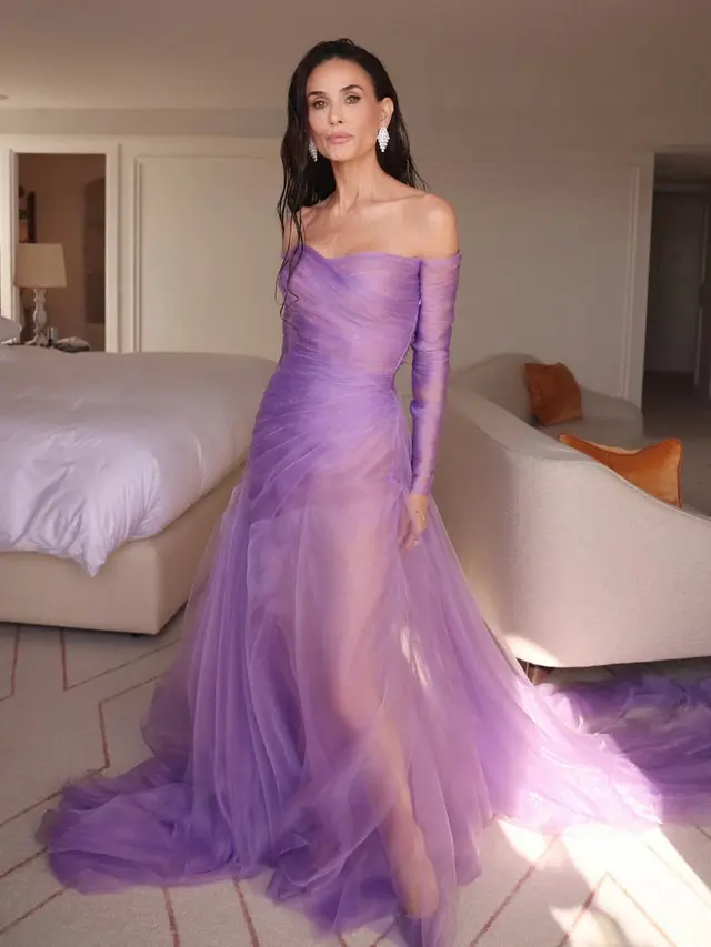 Demi Moore Pancarkan Aura Awet Muda dengan Deretan Look Glamor di Festival Film Cannes 2026