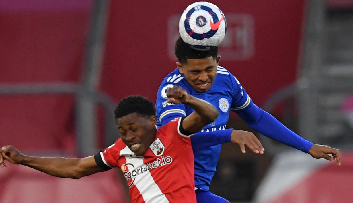 Gelandang Southampton, Nathan Tella (kiri) berduel udara dengan bek Leicester City, Wesley Fofana dalam laga lanjutan Liga Inggris 2020/2021 pekan ke-34 di St Mary's Stadium, Southampton, Jumat (30/4/2021). Southampton bermain imbang 1-1 dengan Leicester. (AFP/Neil Hall/Pool)