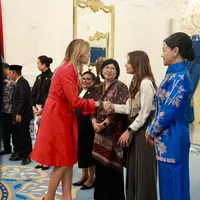 Intip gaya Najwa Shihab yang tampil edgy dalam balutan batik (@najwashihab)